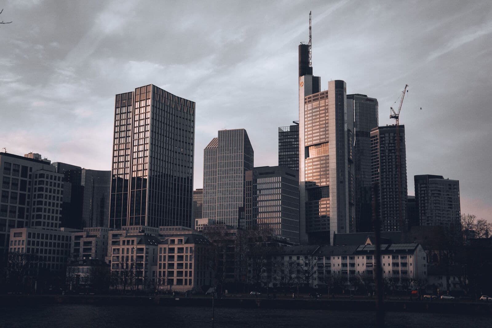 Skyline des Frankfurter Bankenviertels in der Abenddämmerung
