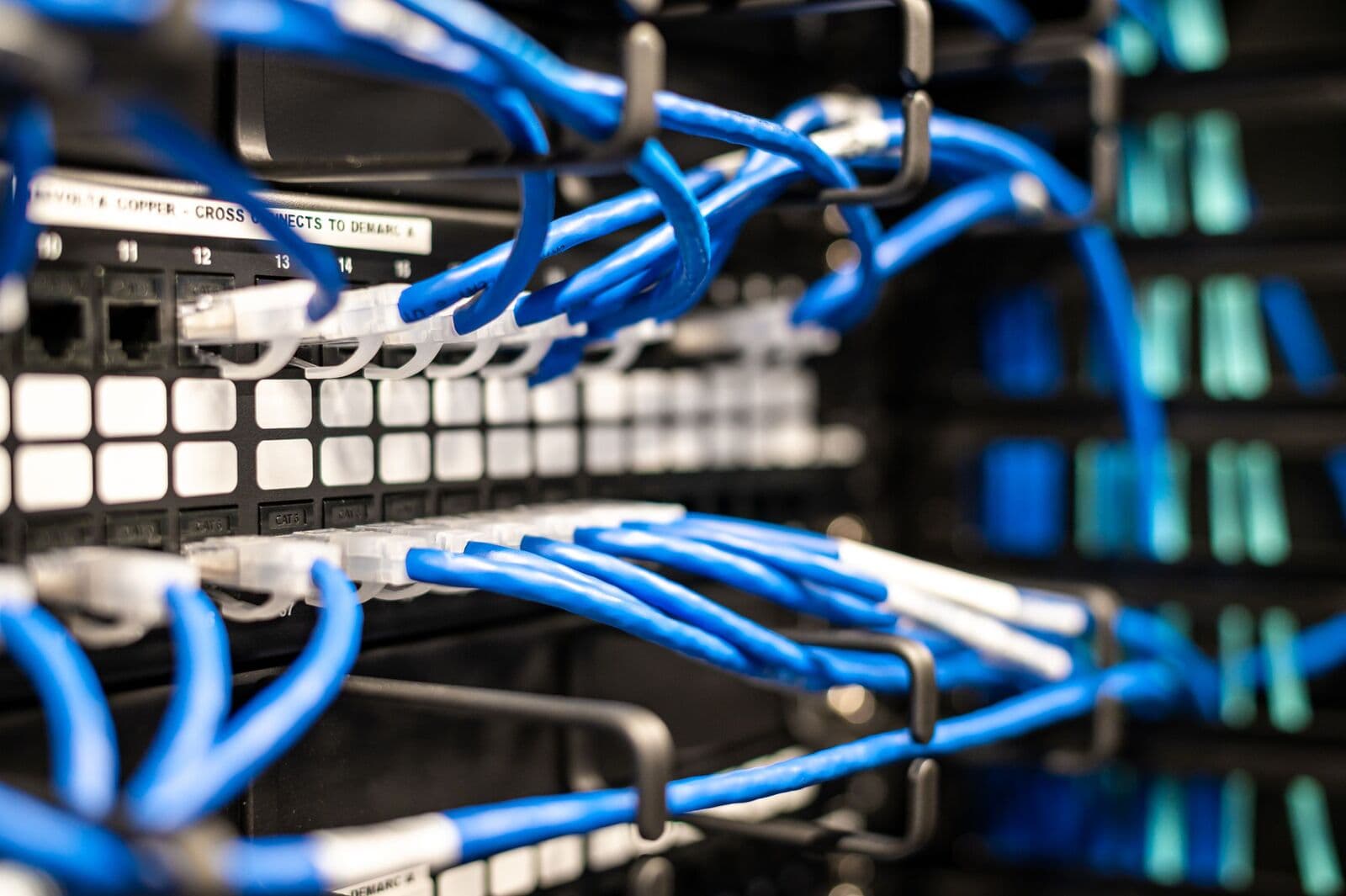 Blaue Netzwerkkabel in einem Server-Rack