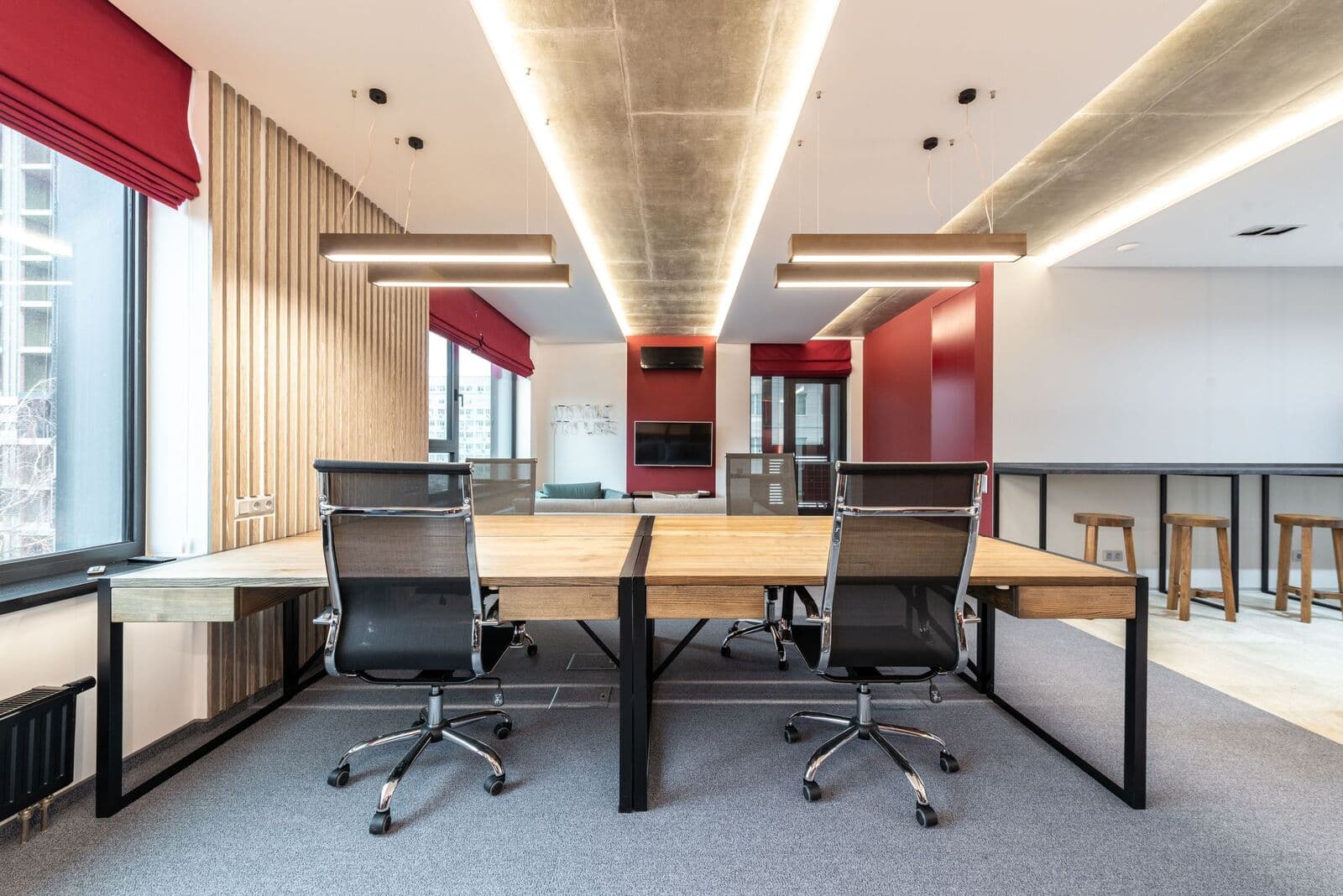 Henüz bir ekibi bekleyen masa ve sandalyelerle boş bir ofis