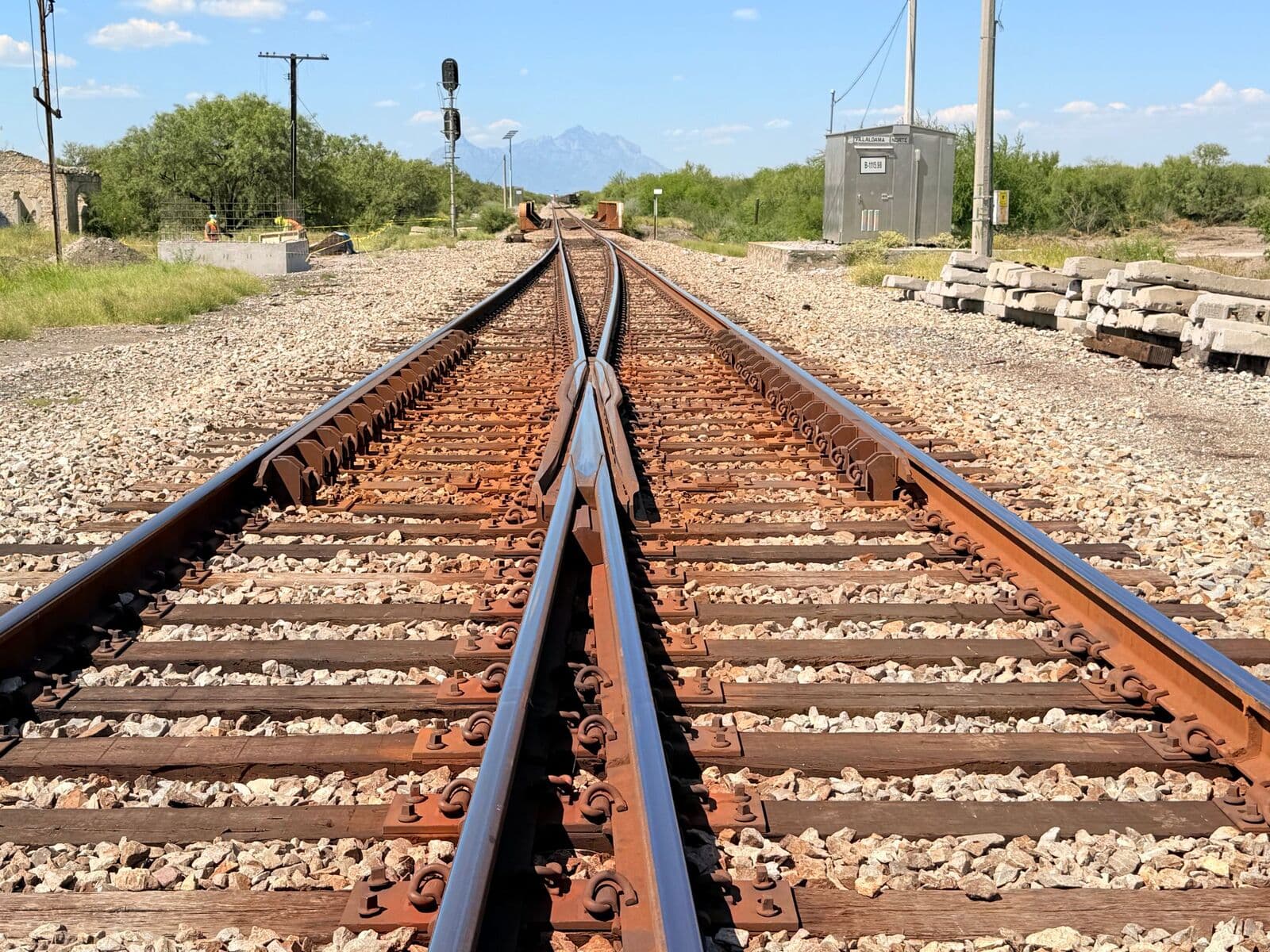 Bahngleise mit Weiche, die sich in zwei Richtungen teilen