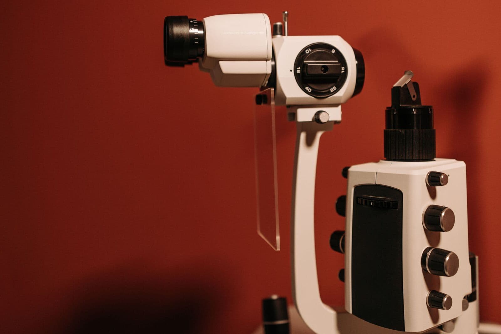 Ophthalmologisches Untersuchungsgerät vor roter Wand