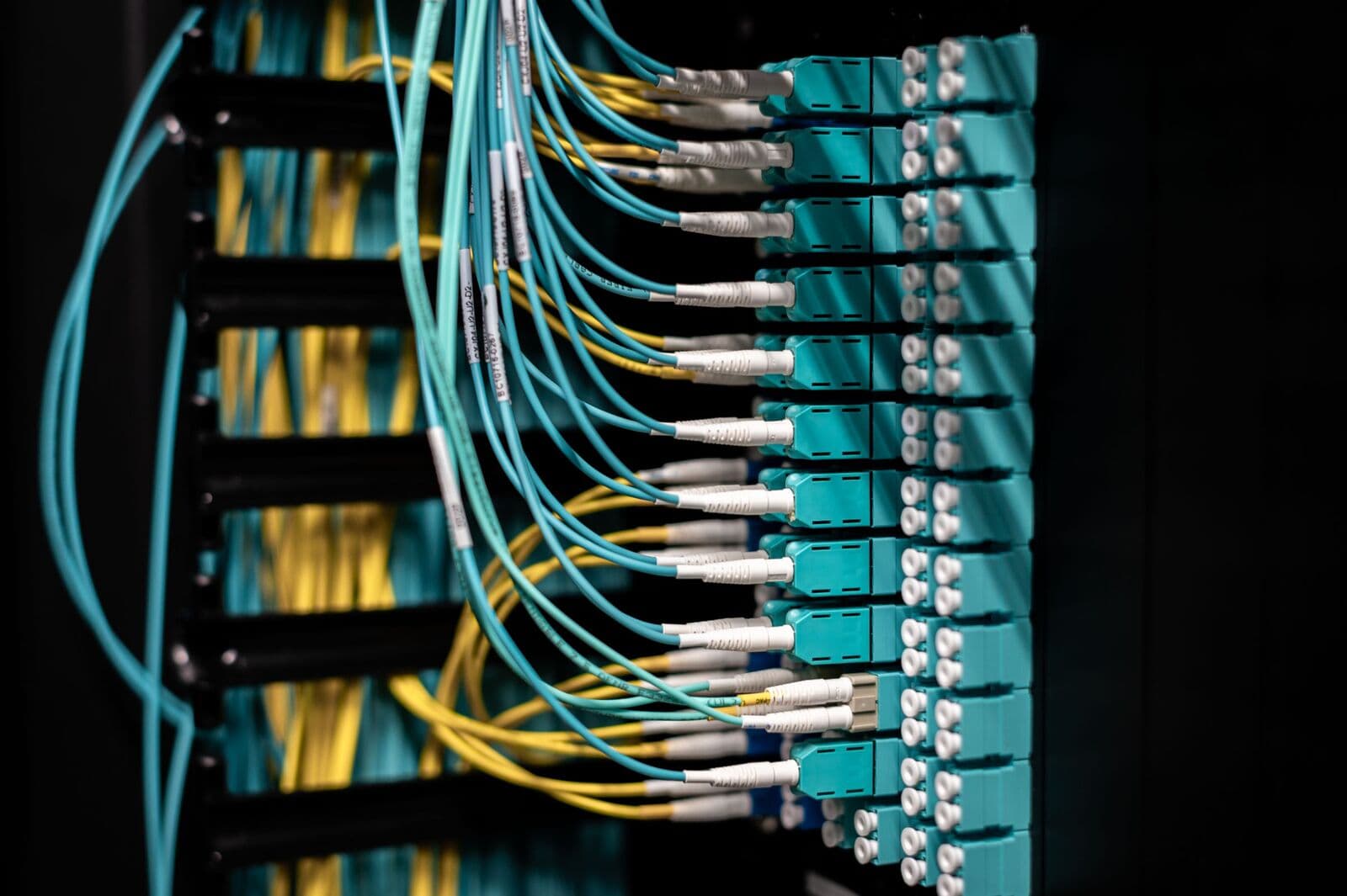 Patchpanel mit vielen farbigen Netzwerkkabeln